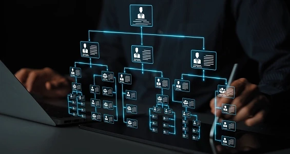 Ekran laptopa i dłonie obsługujące interfejs wyświetlający czytelną strukturę organizacyjną lub diagram przepływu procesu biznesowego w standardzie BPMN.