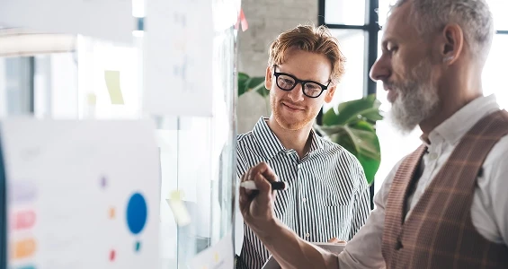 Zespół biznesowy analizujący schemat obiegu zadań przed wyborem programu workflow