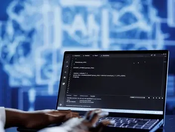 Dłonie piszące na klawiaturze przed monitorem – praca z systemem workflow wykorzystującym funkcje sztucznej inteligencji.