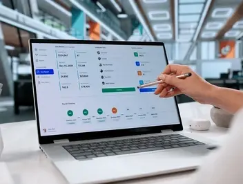 Dłoń wskazująca dane finansowe na ekranie laptopa w systemie elektronicznego obiegu faktur