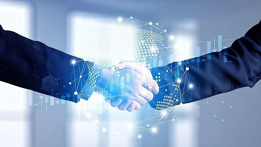 uściśnięte dłonie partnerów biznesowych za wirtualnym interfejsem