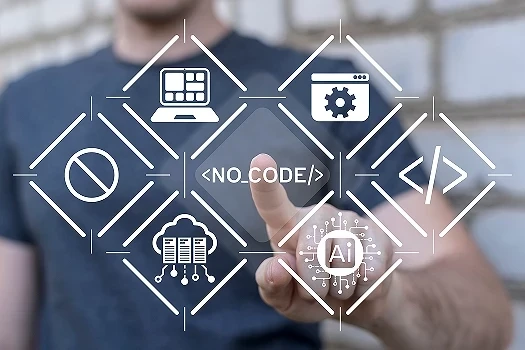 Low code no code w ksiegowości dłoń manipulująca na wirtualnym ekranie