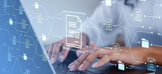 Dłonie na klawiaturze jako symbol automatyzacji obiegu faktur