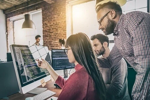 pracownicy w przestrzeni biurowej Low-code - szybsze projektowanie i wdrażanie systemów IT