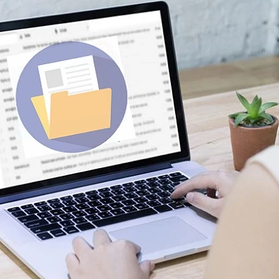 Laptop z otwartymi folderami wskazujący prostotę elektronicznej realizacji Pit 11