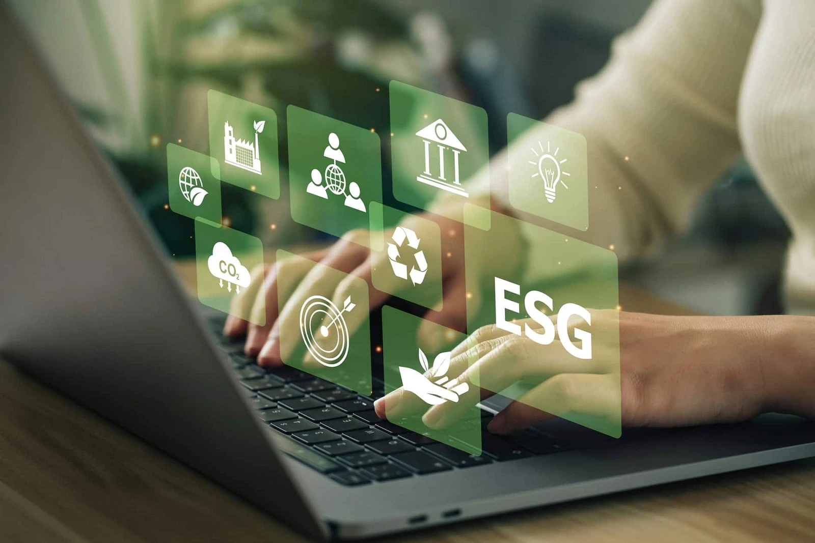 Laptop z ikonami wskazującymi na rolę EOD w ESG