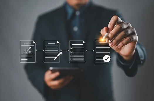Mężczyzna wskazujący na wirtualną listę zadań wskazując na korzyści process improvement