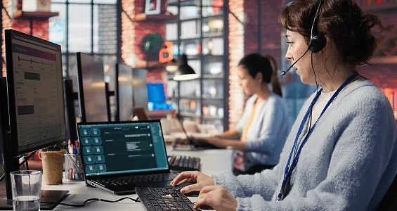 Pracownice ze słuchawkami - automatyzacja Zgłoszenia wewnętrzne – helpdesk z AI