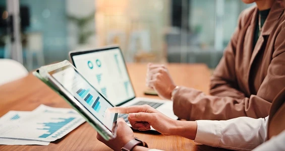 tablet i laptop z danymi finansowymi